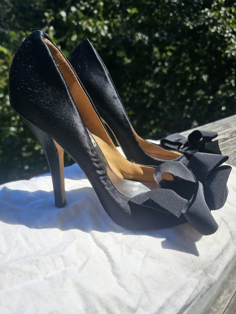 Badgley Mischka Black Satin Bow Pumps Heels Size 7.5M Evening Bridal